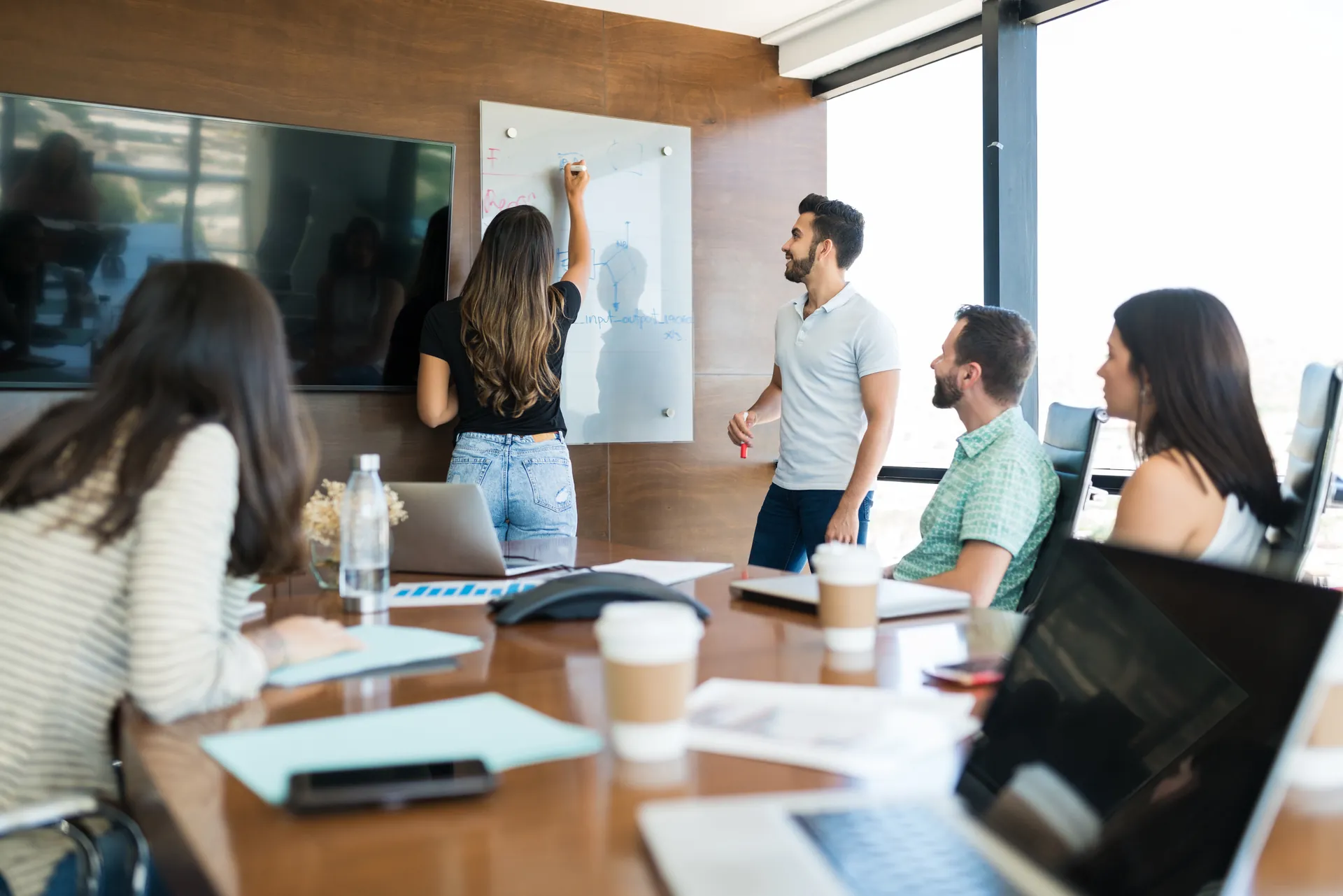Equipo trabajando en la planificación de un sistema de gestión