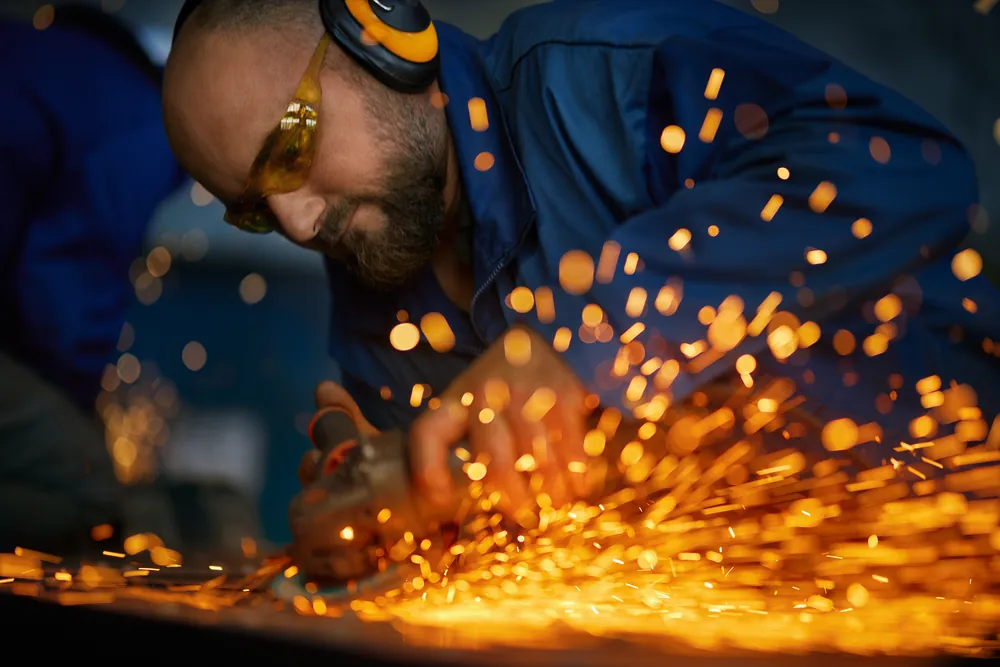 Corte de acero con chispas en planta metal-mecánica